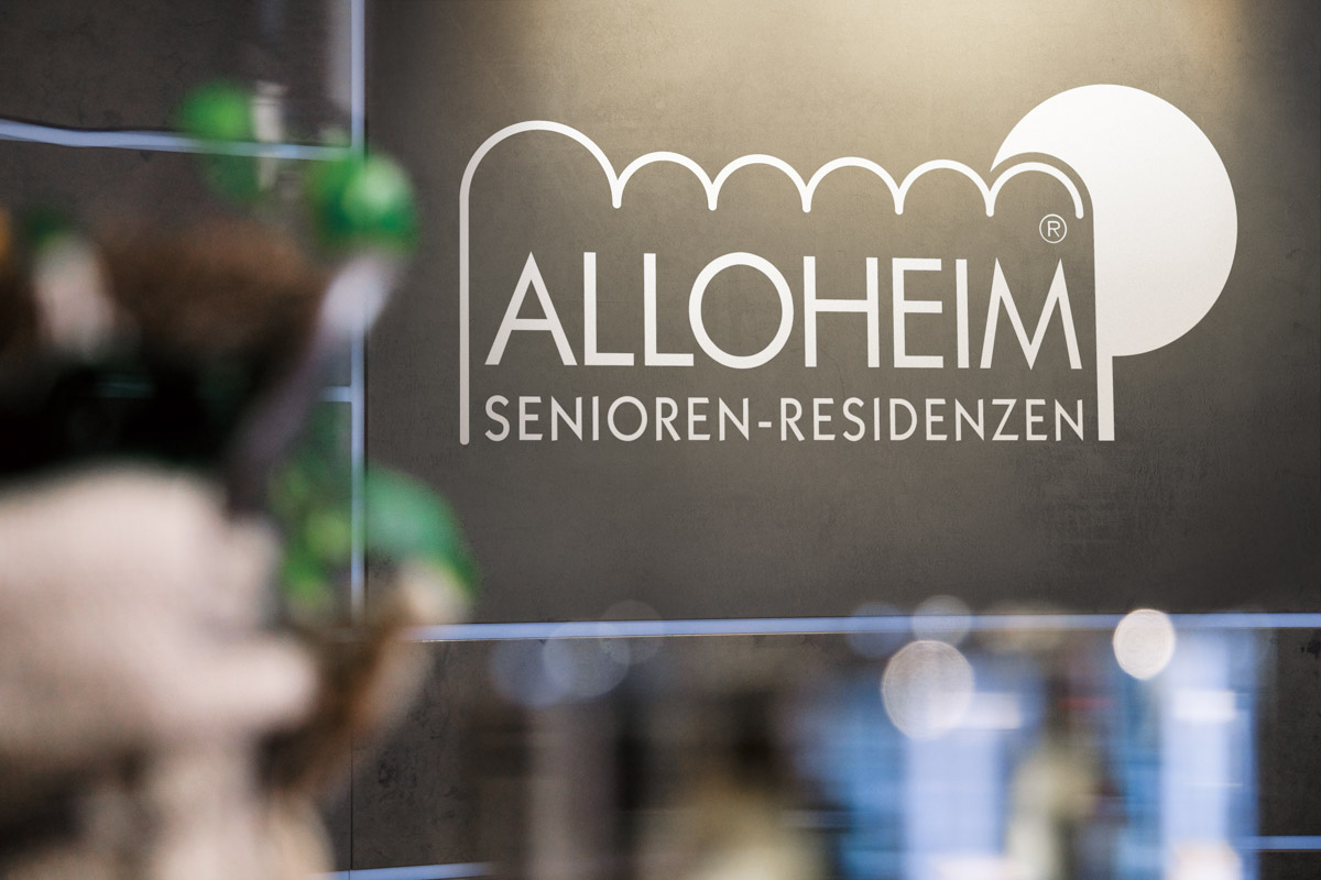 Alloheim Senioren-Residenzen Logo auf einem Schild eines Pflegeheims